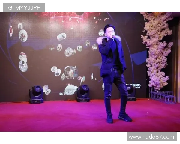 荣耀时刻足球巨星捧杯绽放笑容见证巅峰荣誉与辉煌时光