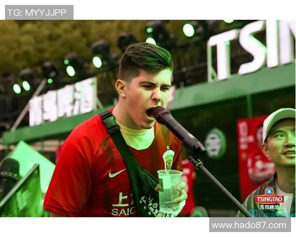 足球巨星赛后畅饮啤酒展现豪迈个性引发球迷热烈讨论